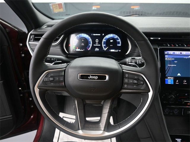 Used 2025 Jeep Grand Cherokee Limited w/ Luxury Tech Group II image 17