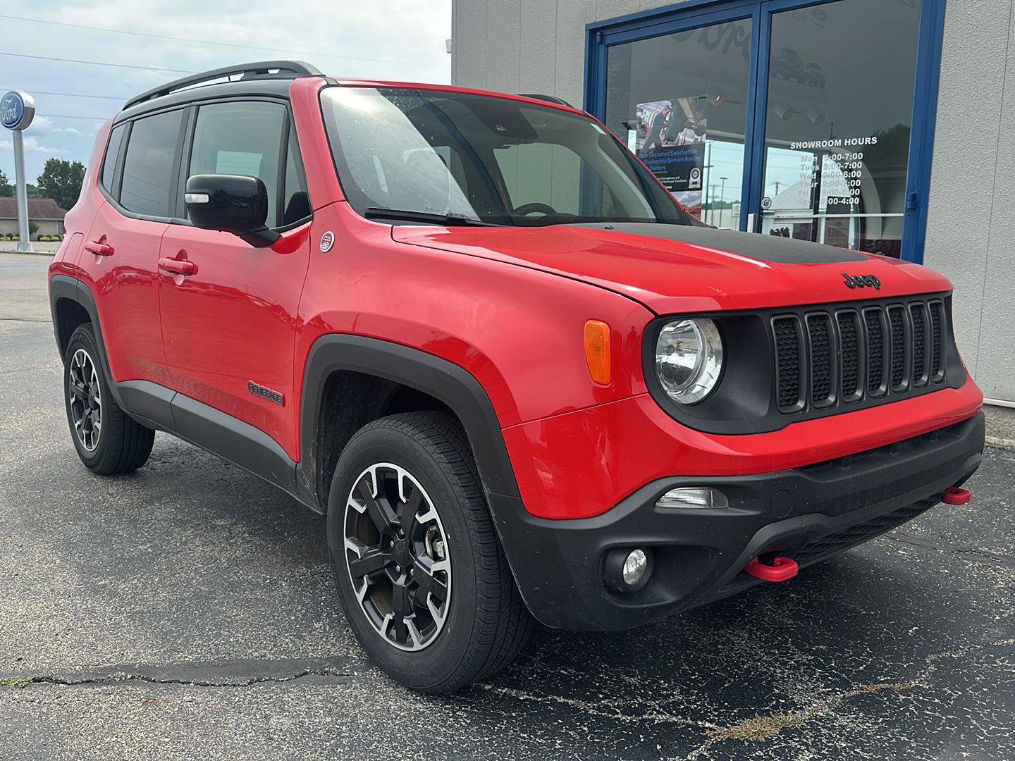 Used 2023 Jeep Renegade Trailhawk AWD/4WD image 3