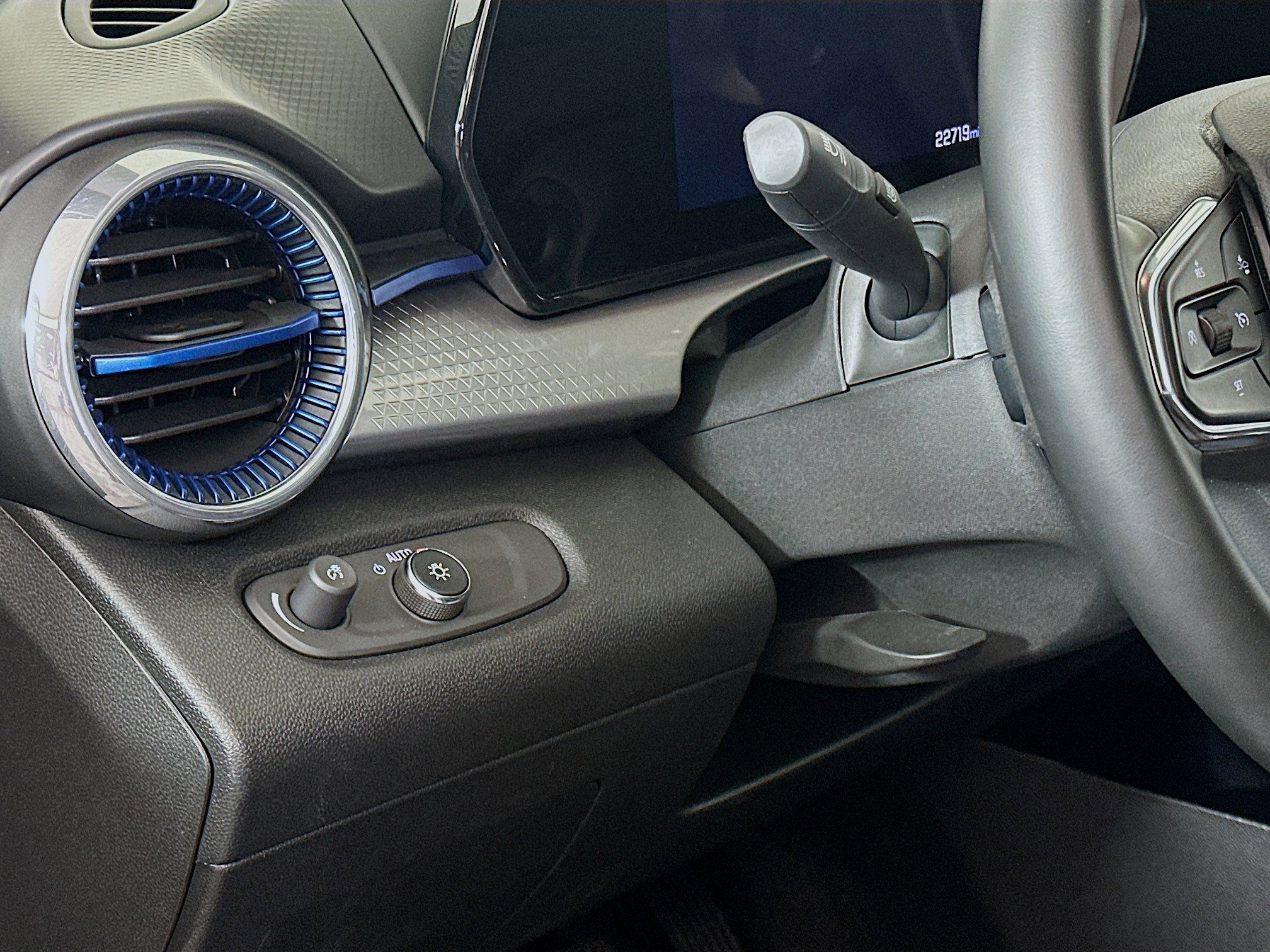 Used 2025 Chevrolet Trax LT w/ LT Convenience Package image 16