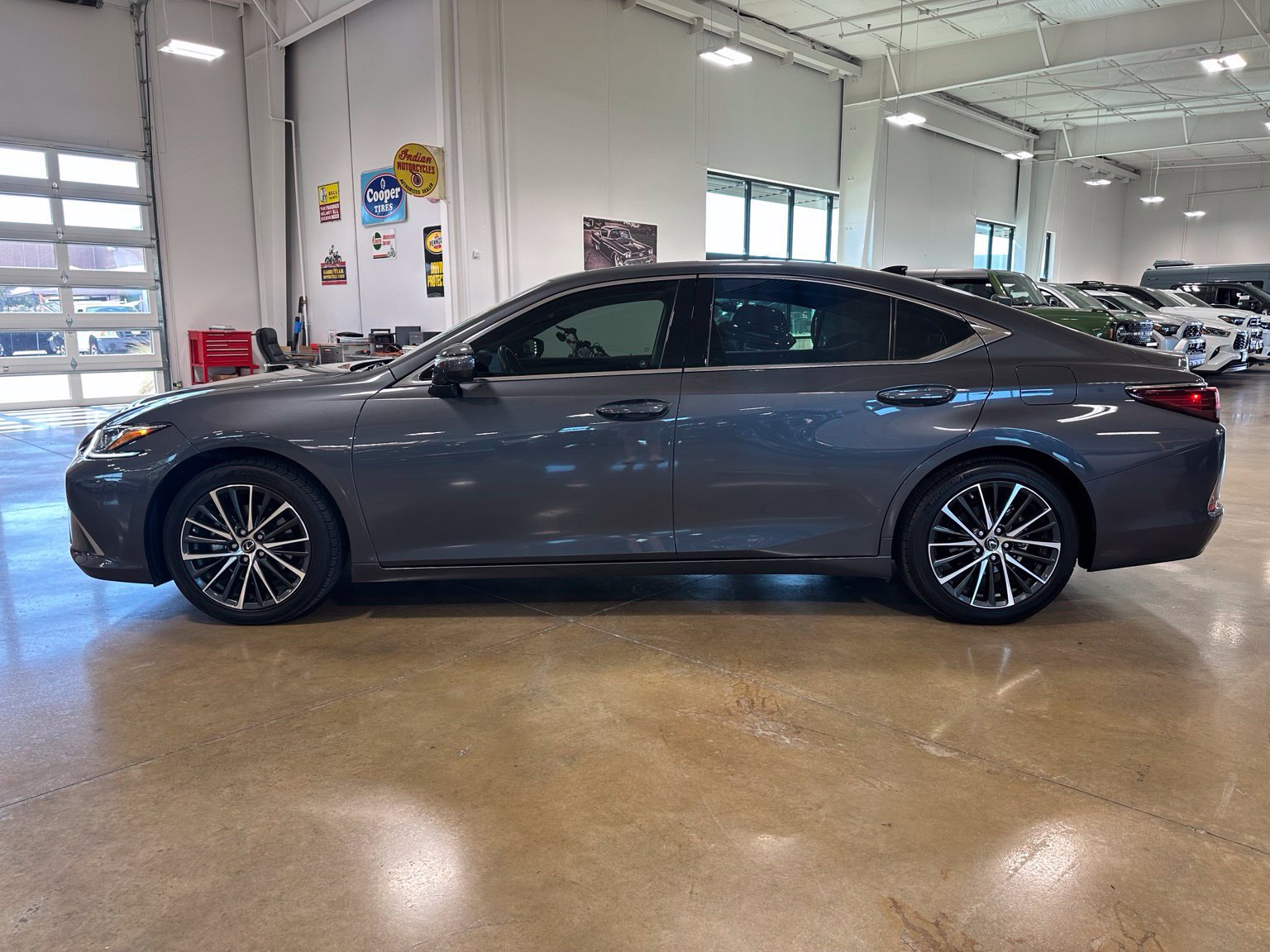 Used 2025 Lexus ES 350 w/ Premium Package FWD image 5