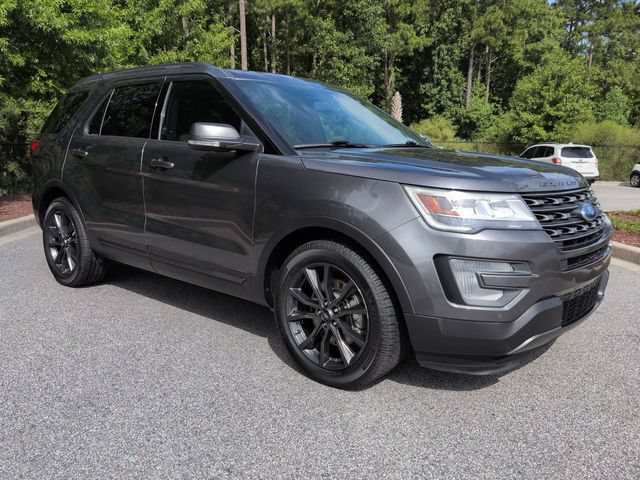 Used 2017 Ford Explorer XLT w/ Equipment Group 202A FWD image 2