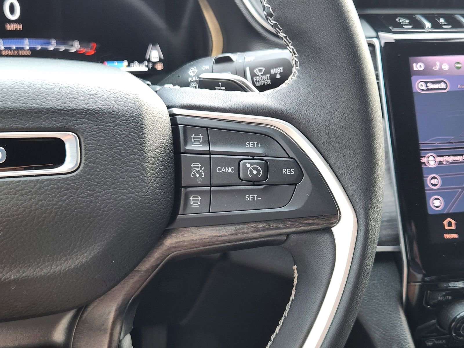 Used 2025 Jeep Grand Cherokee Limited RWD image 31