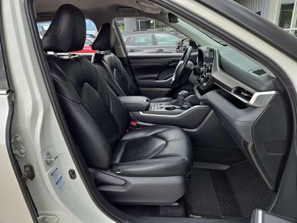 Used 2020 Toyota Highlander LE AWD/4WD image 18