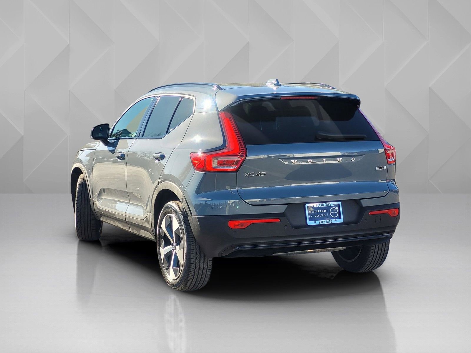 Certified 2023 Volvo XC40 B5 Plus w/ Protection Package Premier image 4