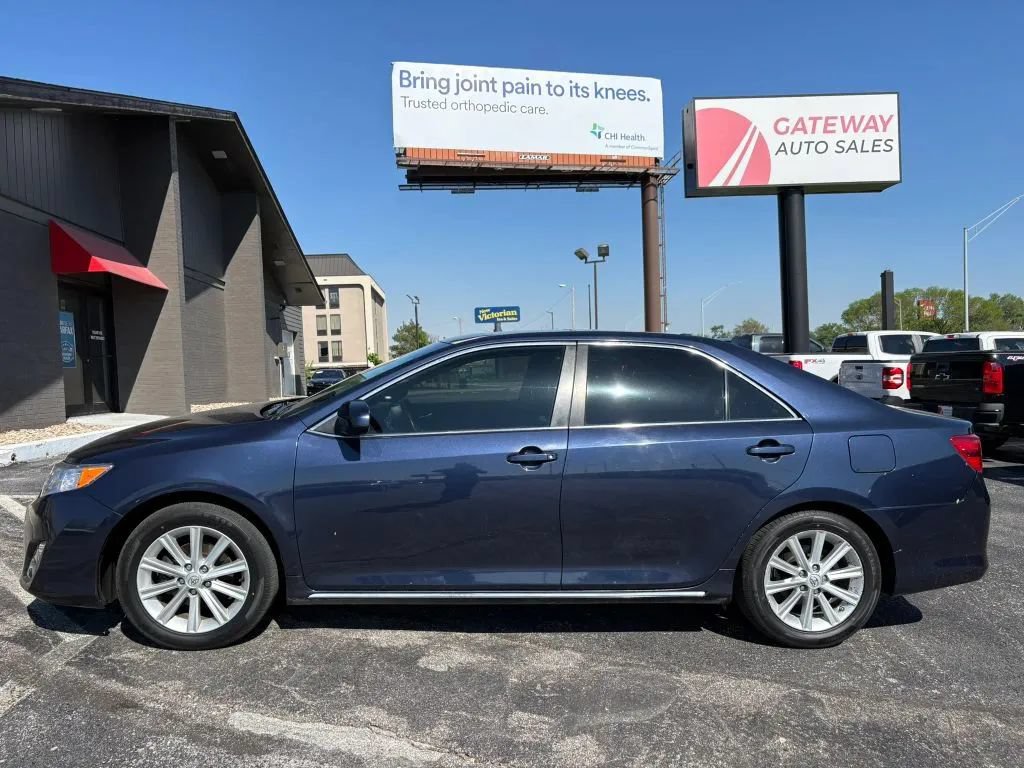 Used 2014 Toyota Camry XLE w/ Leather Package FWD image 2