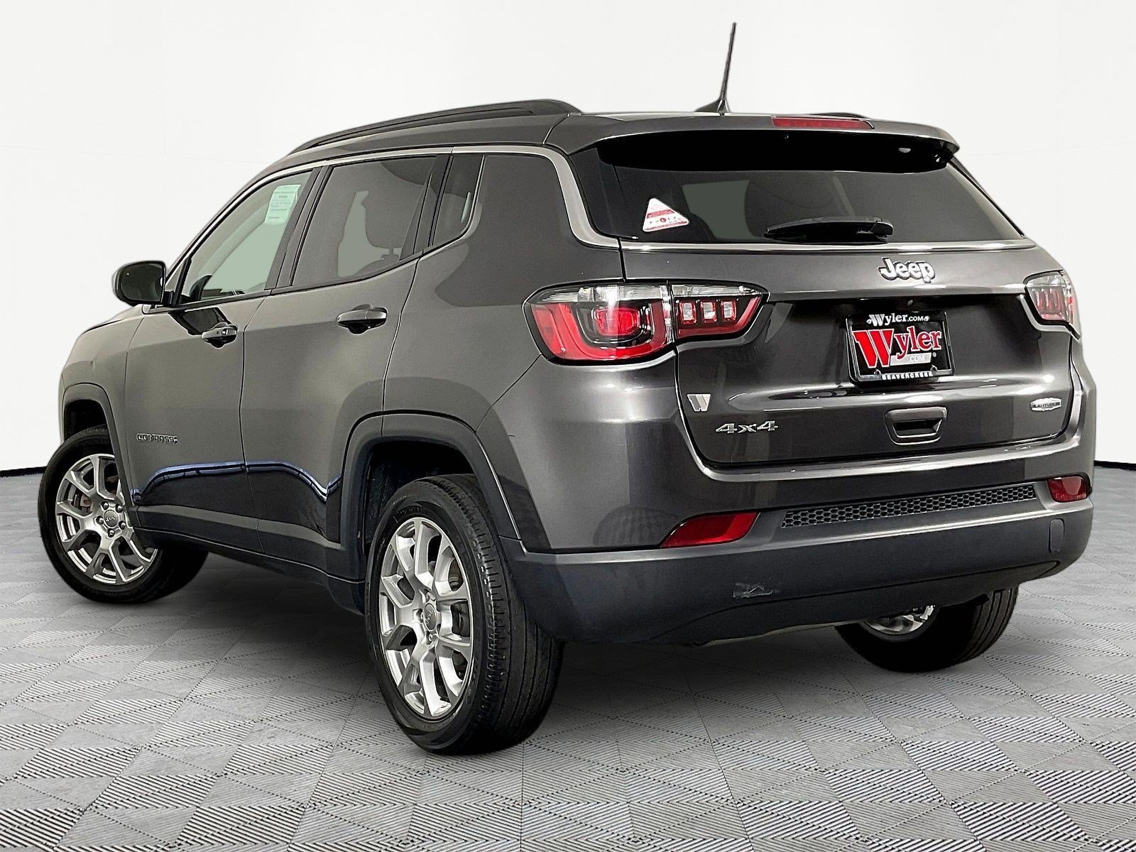 Used 2022 Jeep Compass Latitude AWD/4WD image 4