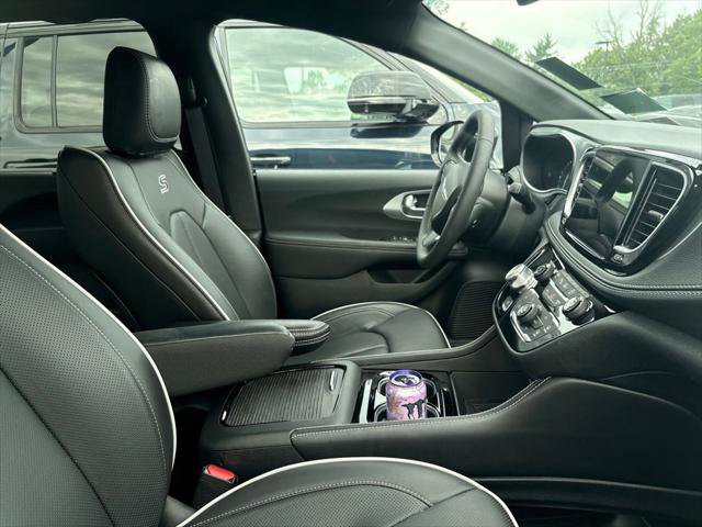 Certified 2025 Chrysler Pacifica Limited AWD/4WD image 6