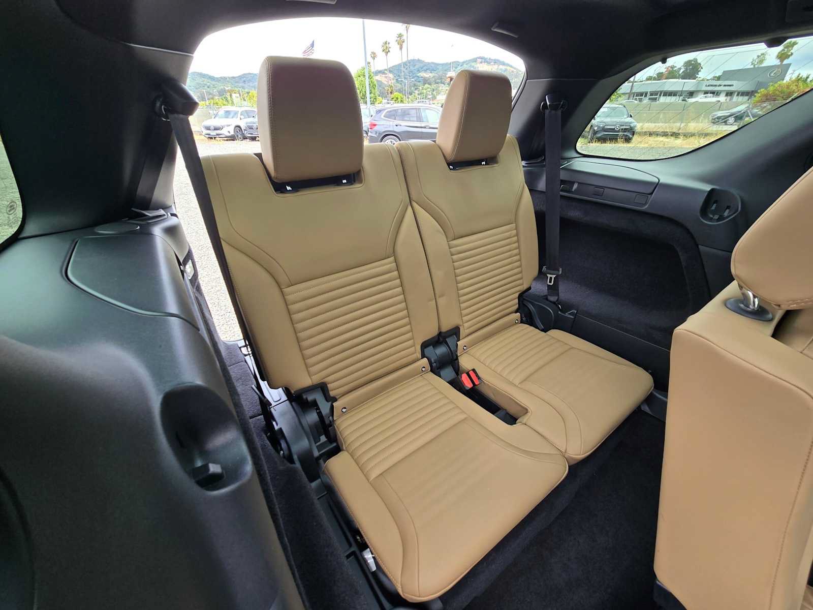 Used 2025 Land Rover Discovery Dynamic SE AWD/4WD image 13