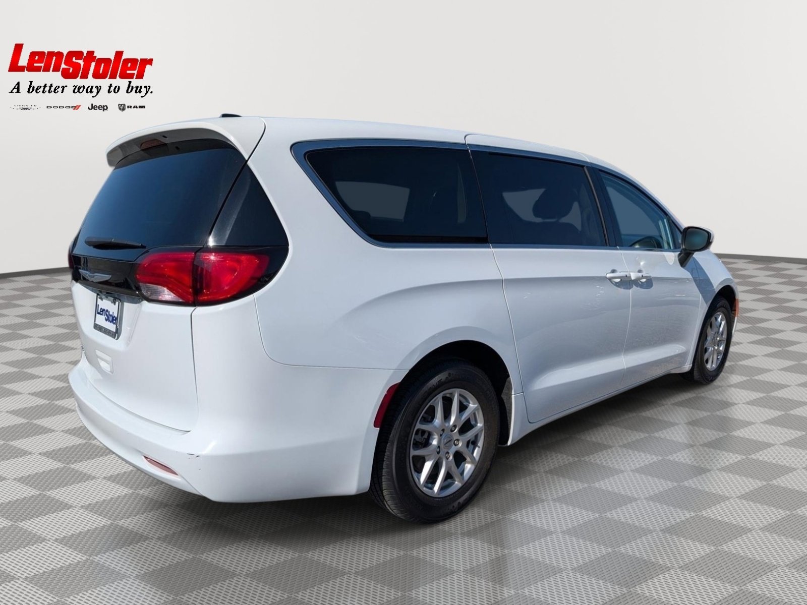 Used 2023 Chrysler Voyager LX image 5