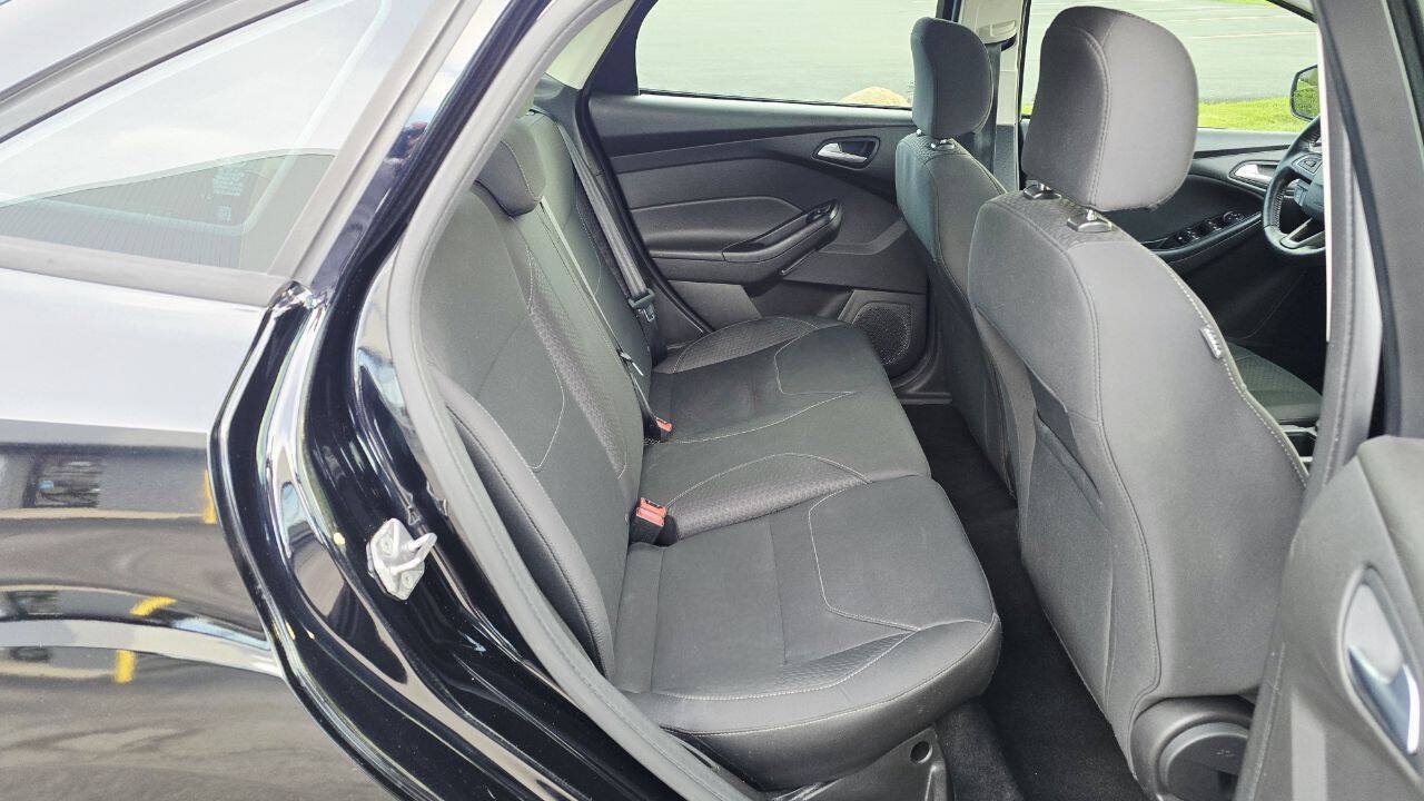 Used 2016 Ford Focus SE w/ Equipment Group 201A FWD image 12