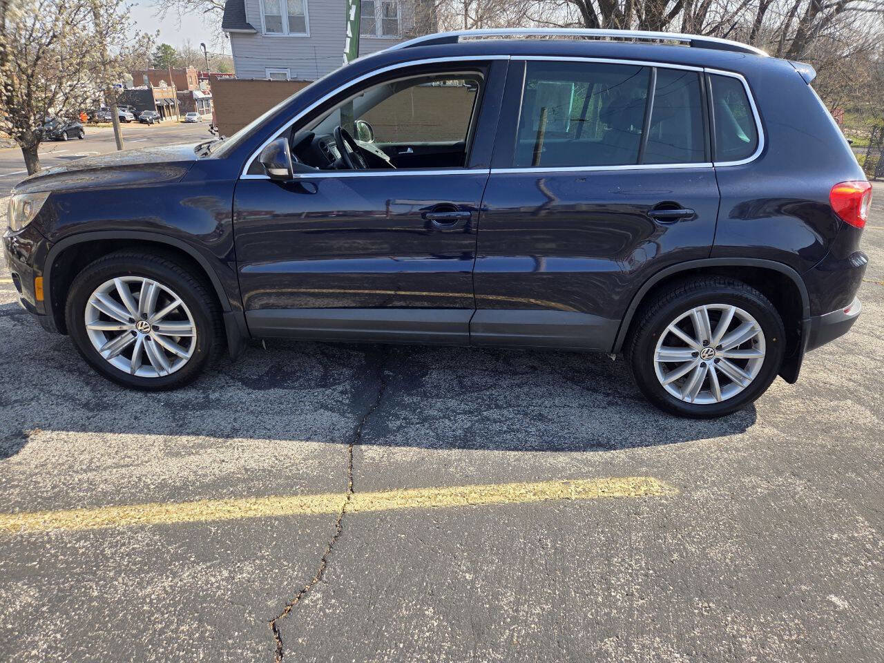 Used 2011 Volkswagen Tiguan SE image 6