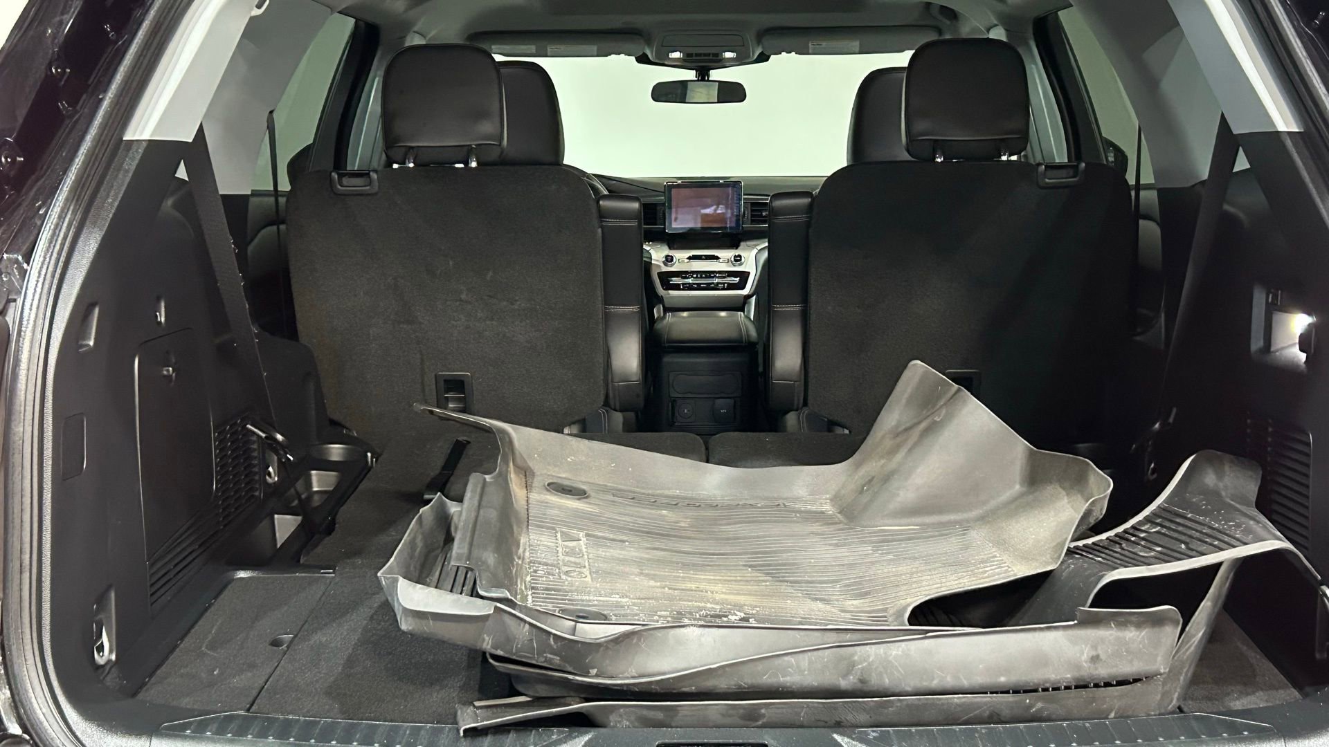 Used 2023 Ford Explorer XLT w/ Equipment Group 202A AWD/4WD image 37