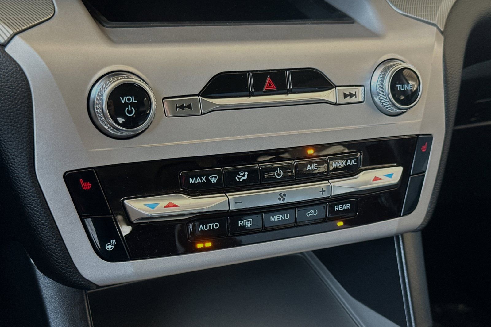 New 2024 Ford Explorer XLT w/ Equipment Group 202A image 20