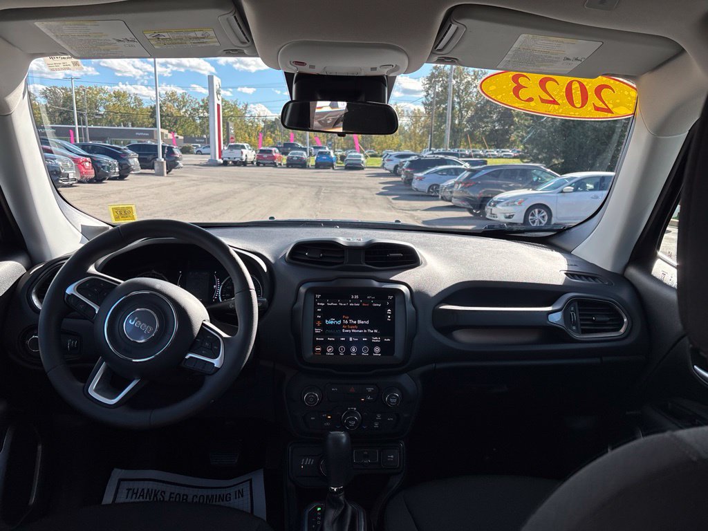 Used 2023 Jeep Renegade Latitude AWD/4WD image 14