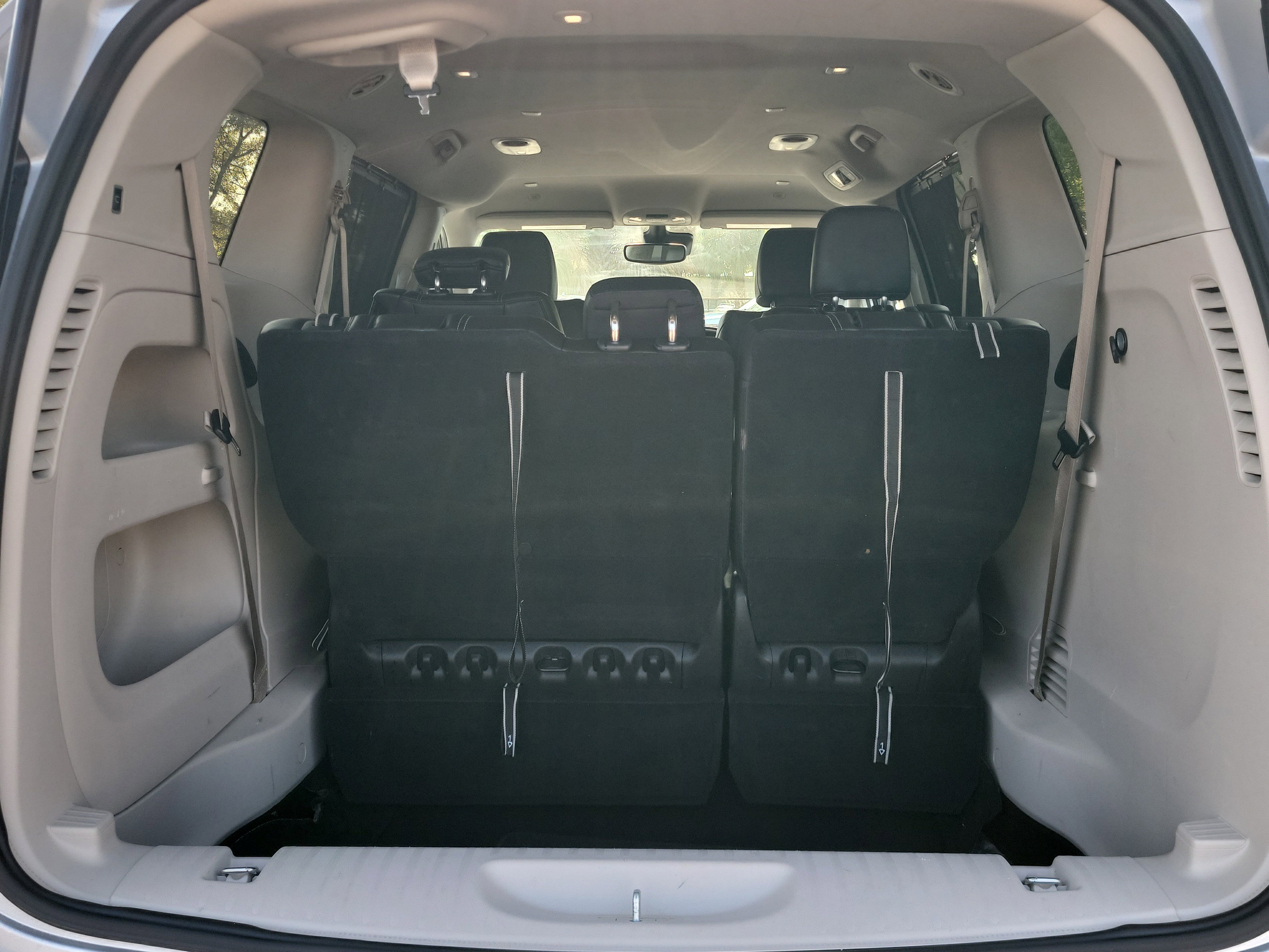 Used 2024 Chrysler Pacifica Touring-L image 9