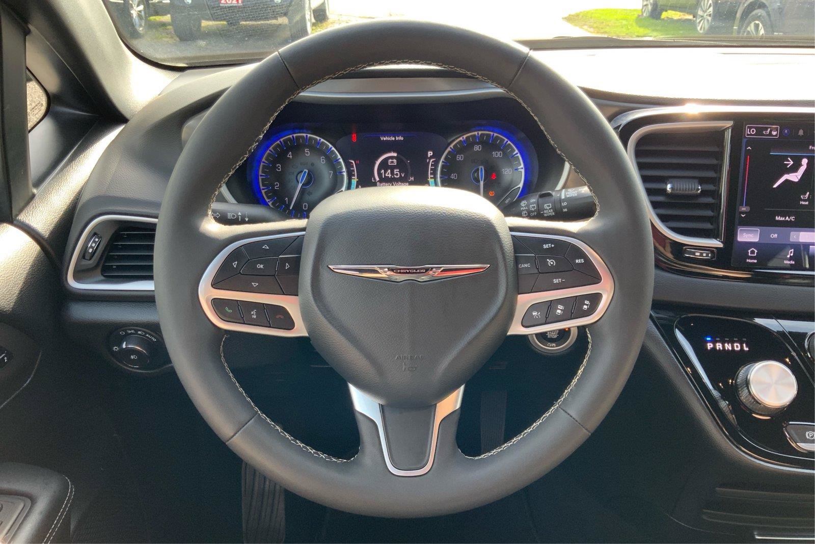 Used 2025 Chrysler Pacifica Select FWD image 16