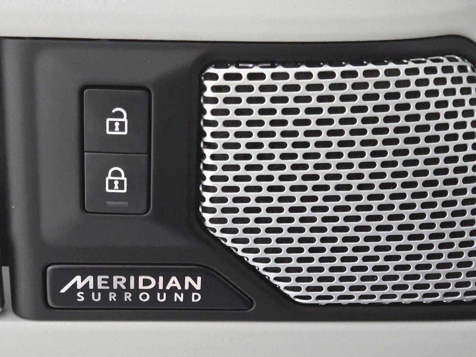 Used 2023 Land Rover Defender 130 X-Dynamic SE image 25