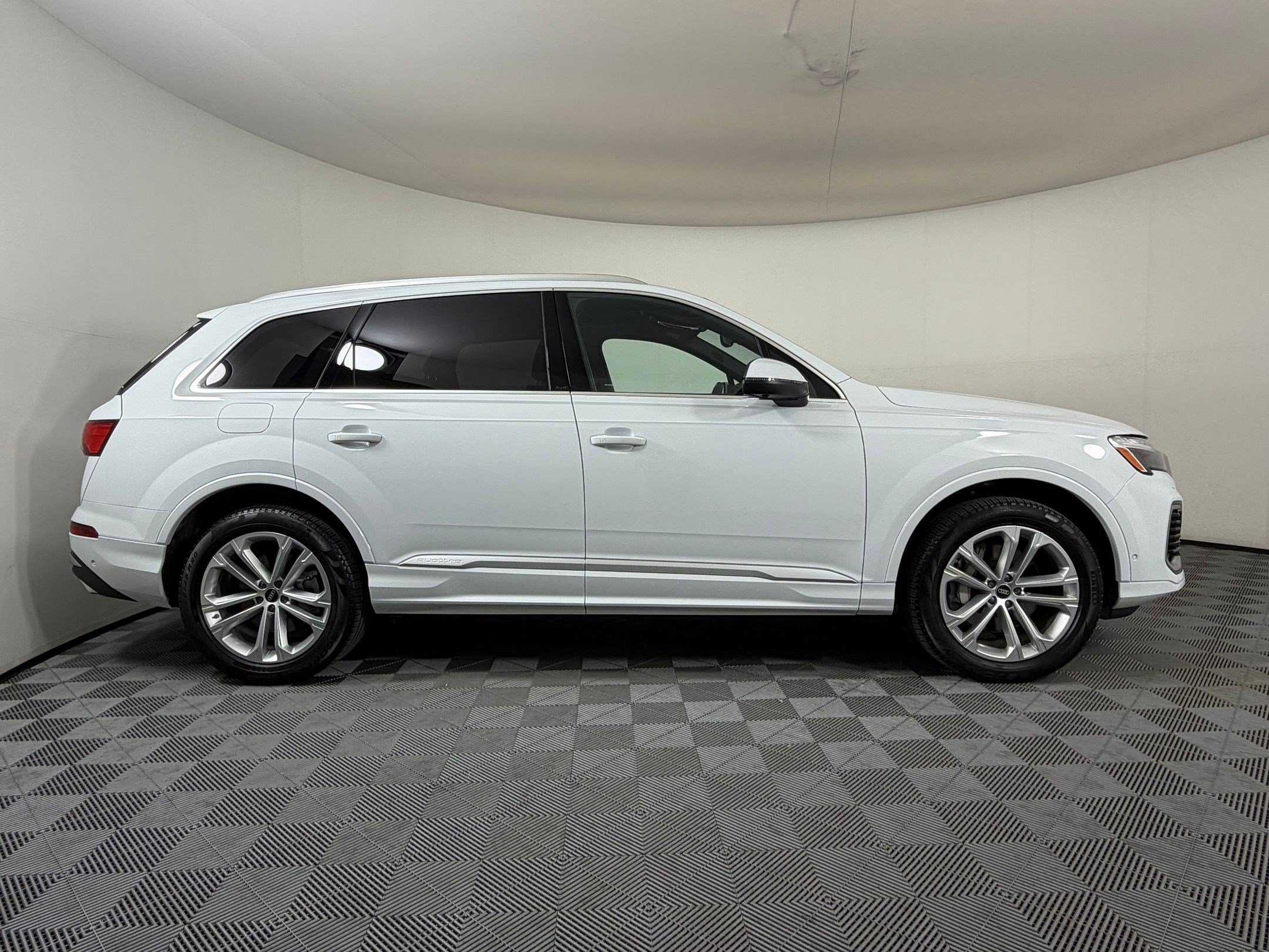 Used 2025 Audi Q7 3.0T Premium Plus AWD/4WD image 8