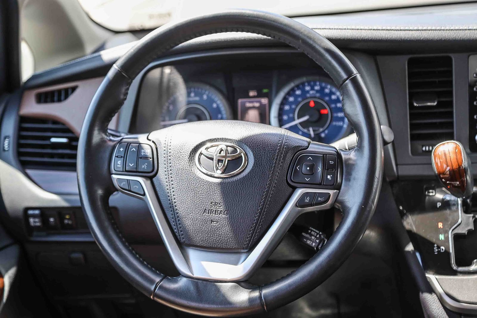 Certified 2020 Toyota Sienna Limited w/ Preferred Accessory Package FWD image 15