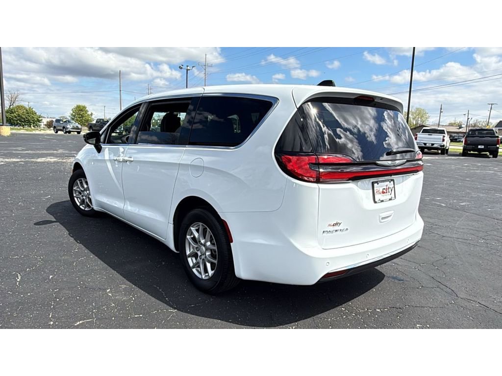 Used 2025 Chrysler Pacifica Select FWD image 5