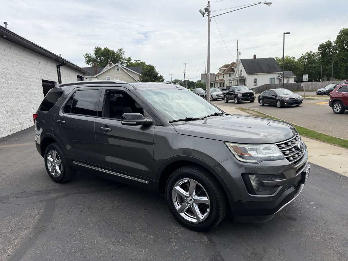 Used 2016 Ford Explorer XLT w/ Equipment Group 202A AWD/4WD image 6