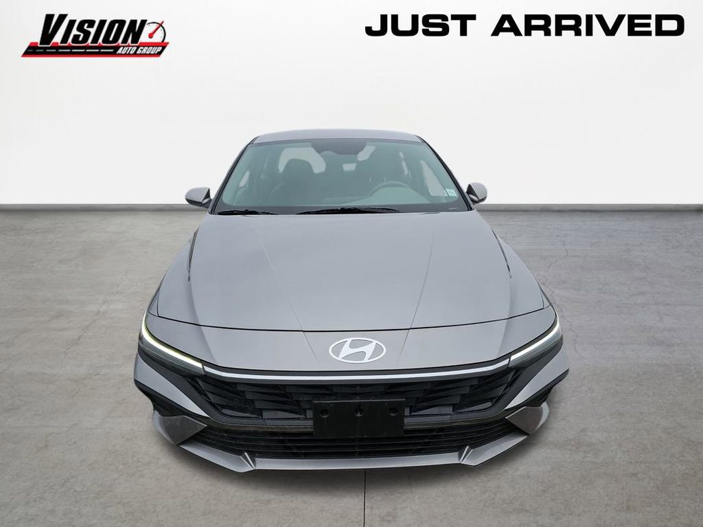 Used 2025 Hyundai Elantra SE video 2