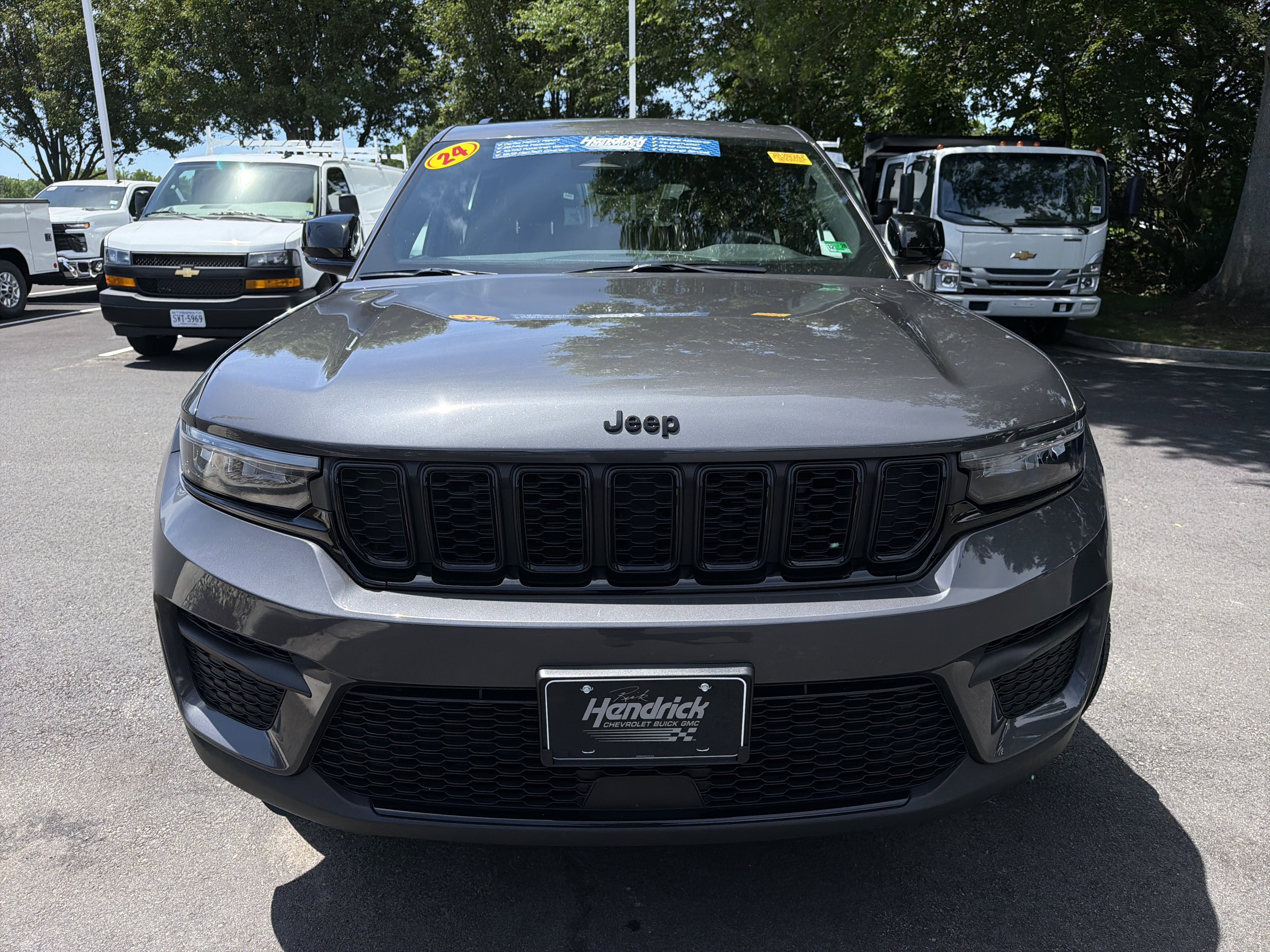 Used 2024 Jeep Grand Cherokee Altitude AWD/4WD image 3