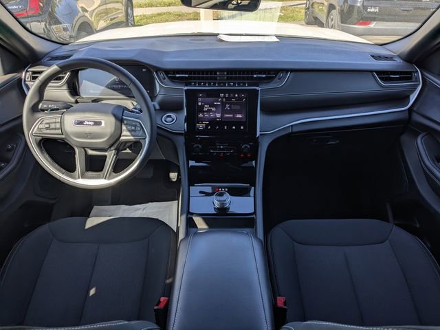 Used 2025 Jeep Grand Cherokee Laredo X RWD image 14