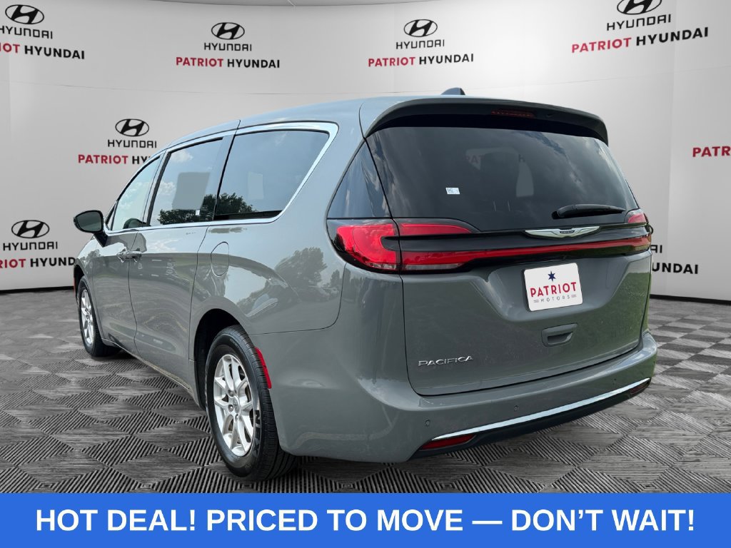Used 2025 Chrysler Pacifica Select FWD image 5