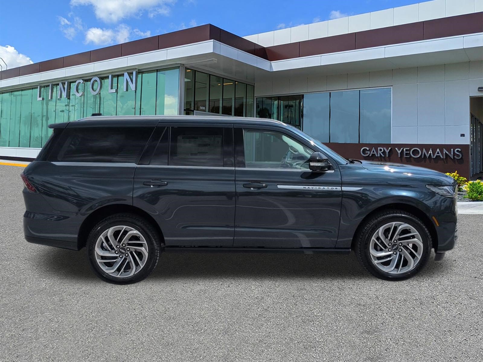 New 2026 Lincoln Navigator Reserve AWD/4WD image 3