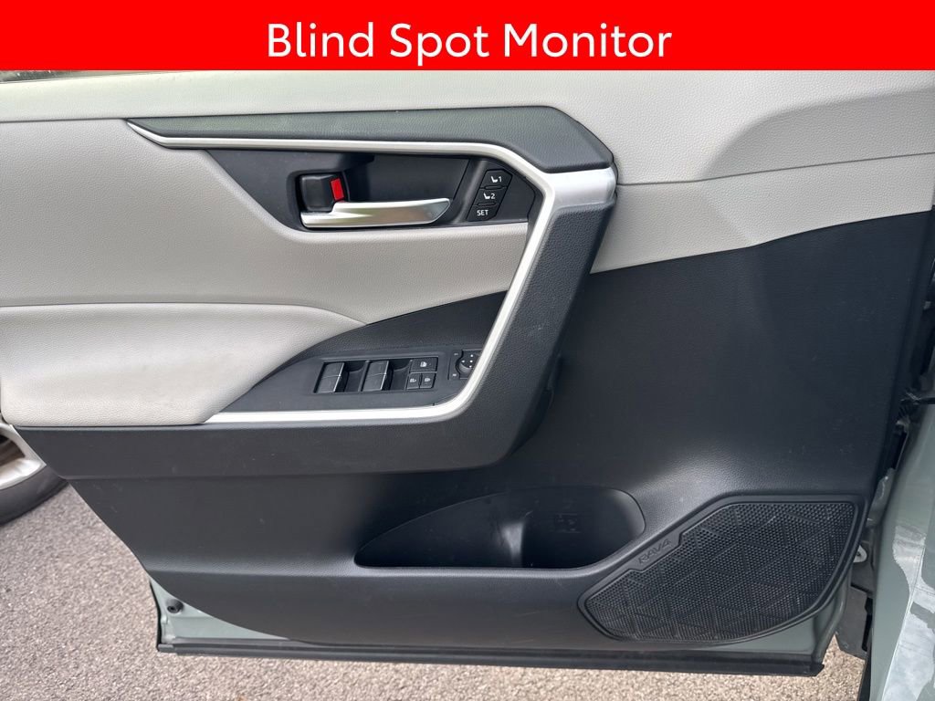 Used 2022 Toyota RAV4 XLE Premium image 9