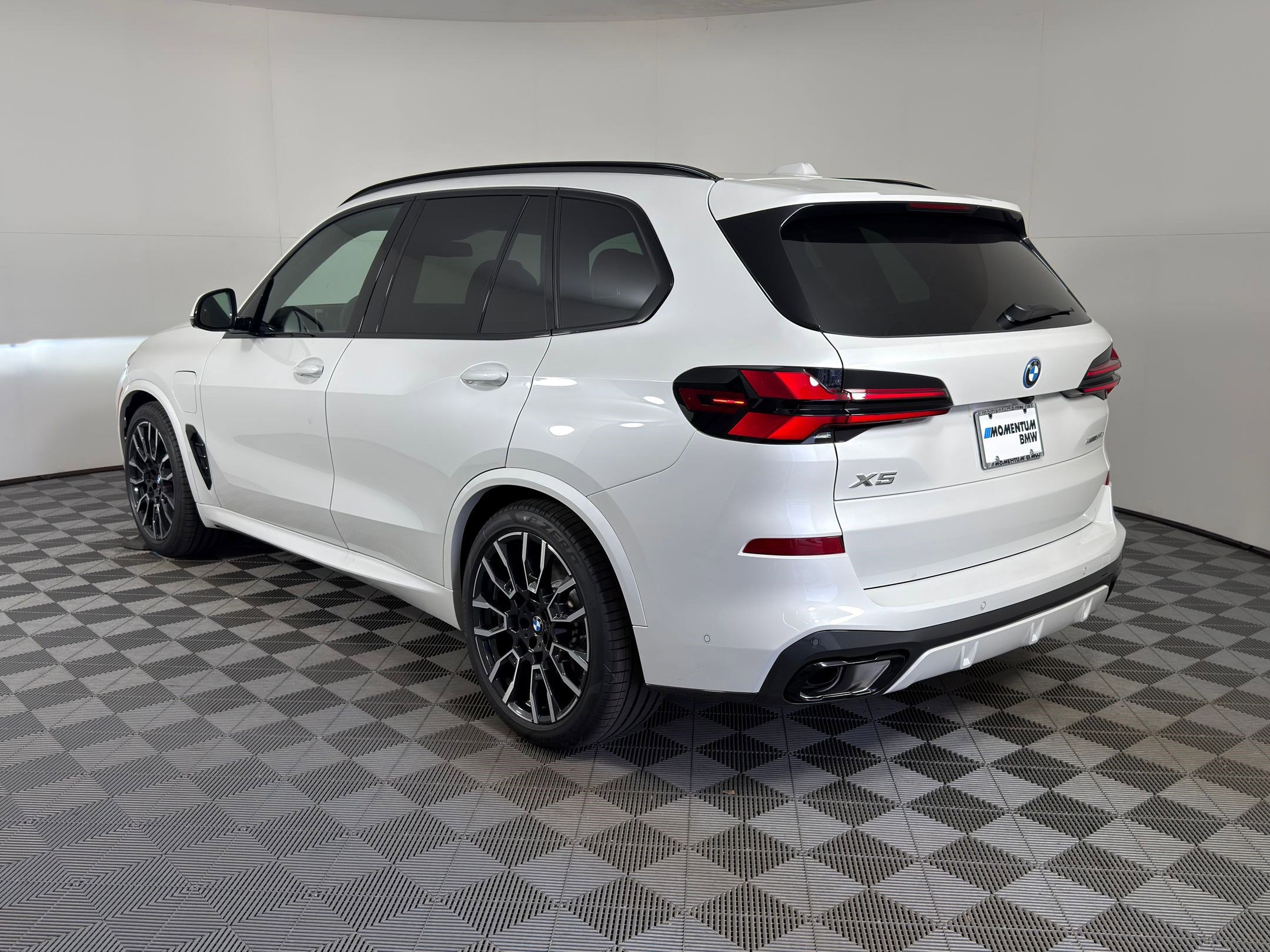 New 2026 BMW X5 xDrive50e w/ Executive Package image 3