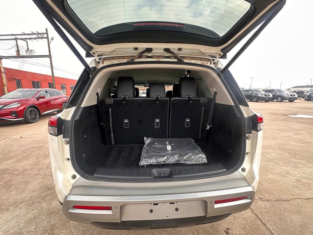 Used 2022 Nissan Pathfinder SL w/ SL Black Package FWD image 6