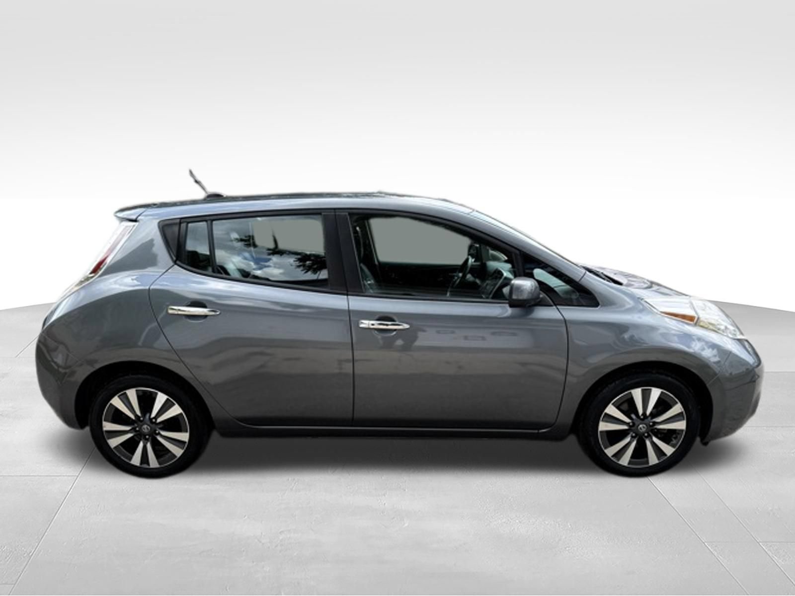 Used 2017 Nissan Leaf SL w/ Premium Package FWD image 4