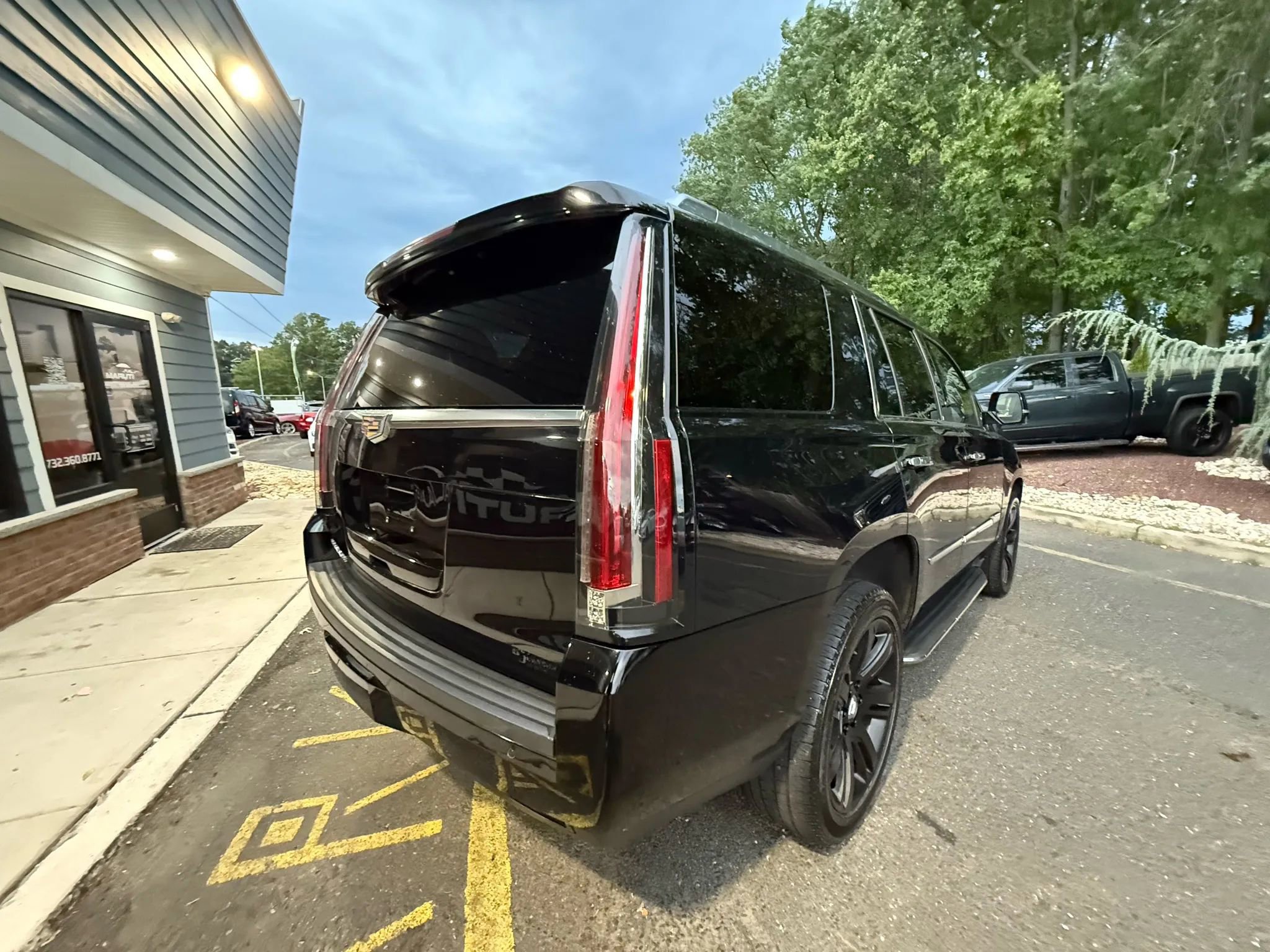 Used 2016 Cadillac Escalade Luxury image 6
