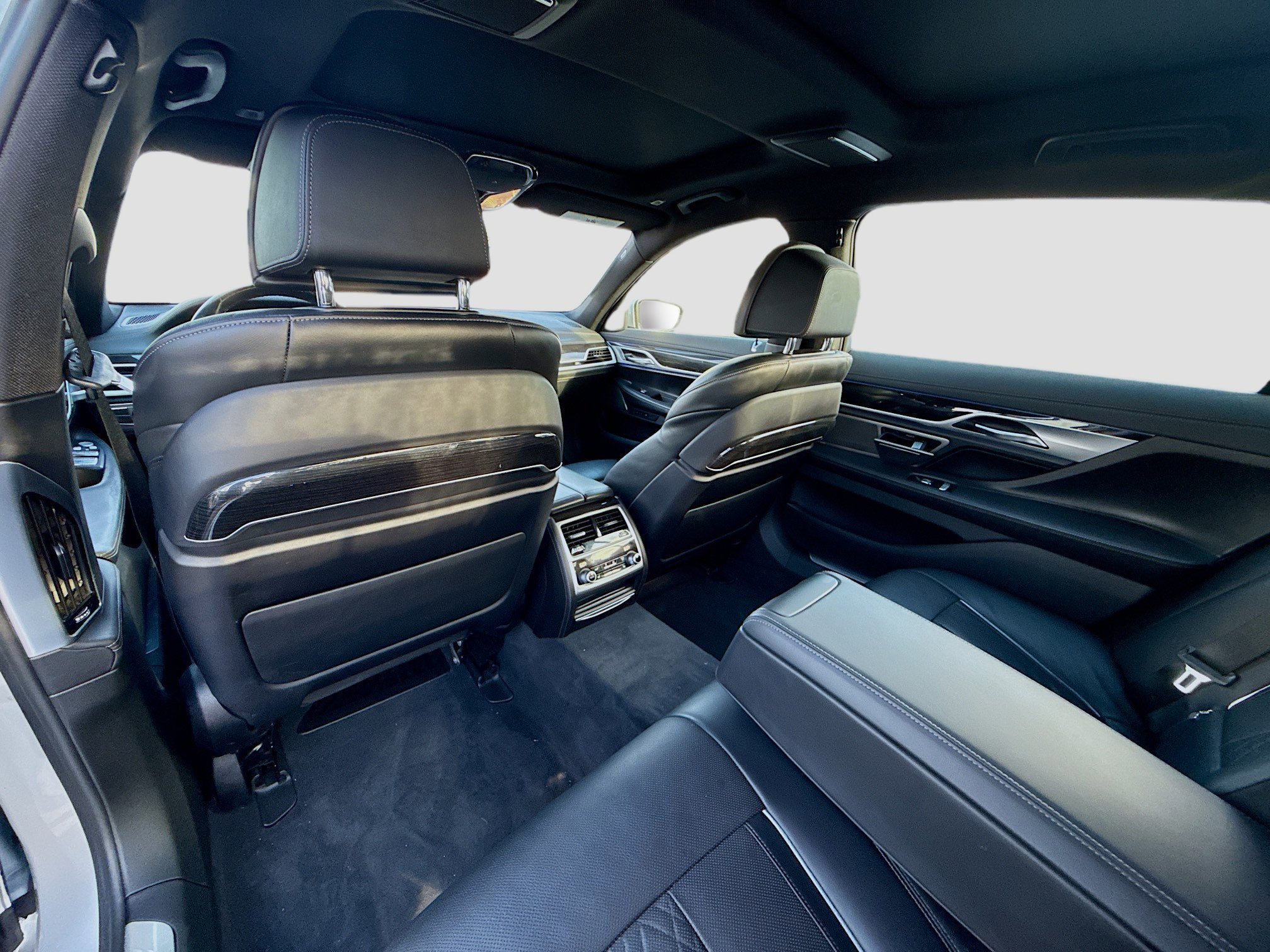 Used 2019 BMW 750i w/ M Sport Package image 24