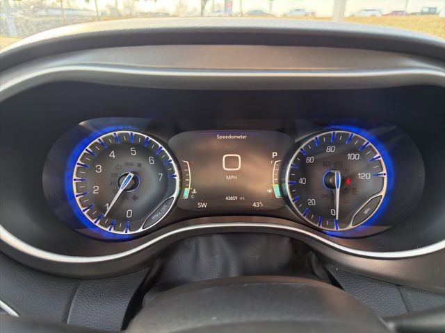 Used 2024 Chrysler Pacifica Touring-L image 31