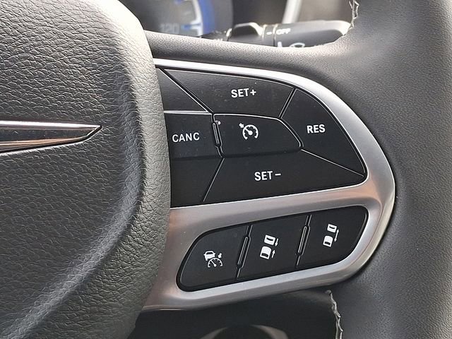 Used 2025 Chrysler Pacifica Select image 23