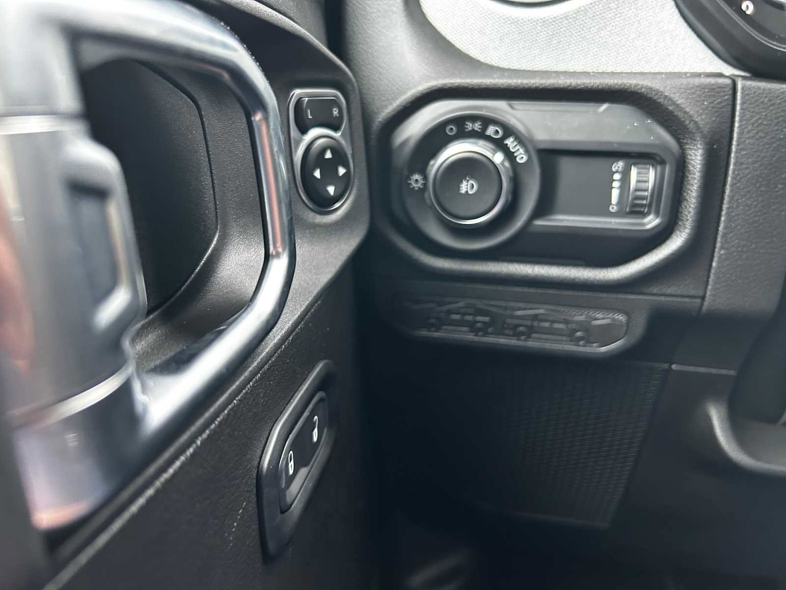 Used 2025 Jeep Wrangler Sport S image 26