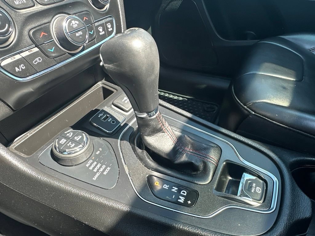Used 2021 Jeep Cherokee Trailhawk w/ Sun, Sound & Nav Group AWD/4WD image 35