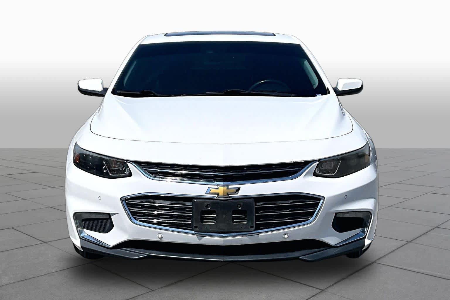 Used 2018 Chevrolet Malibu LT w/ Leather Package FWD image 3