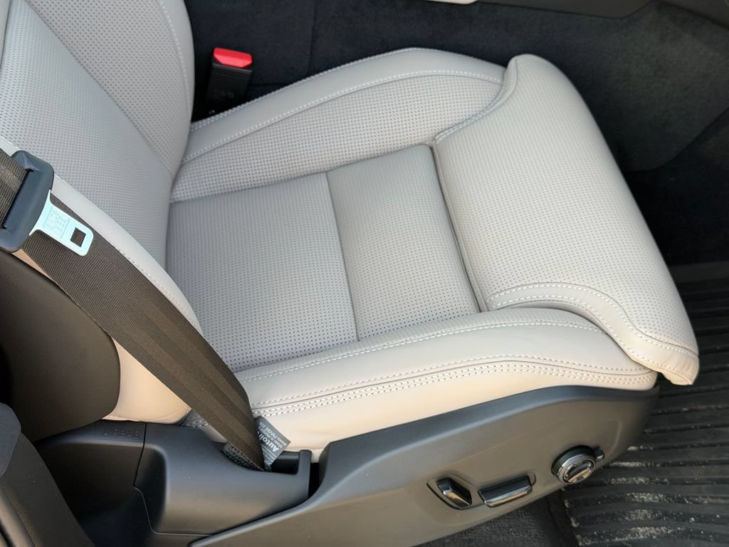 New 2026 Volvo XC90 T8 Ultra w/ Protection Package Premier AWD/4WD image 8