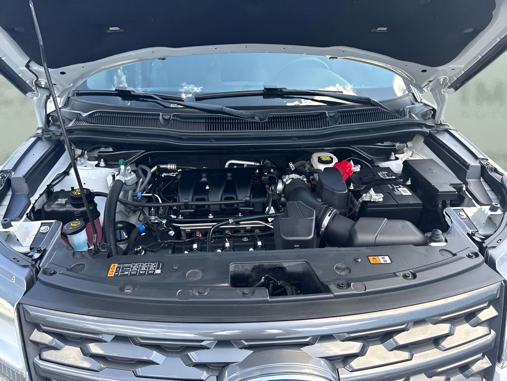 Used 2018 Ford Explorer XLT w/ Equipment Group 202A AWD/4WD image 31