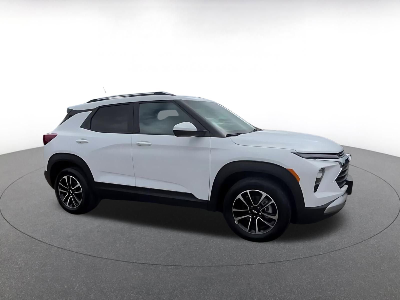 Used 2025 Chevrolet TrailBlazer LT image 2