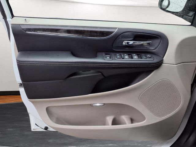 Used 2014 Chrysler Town & Country Touring image 14