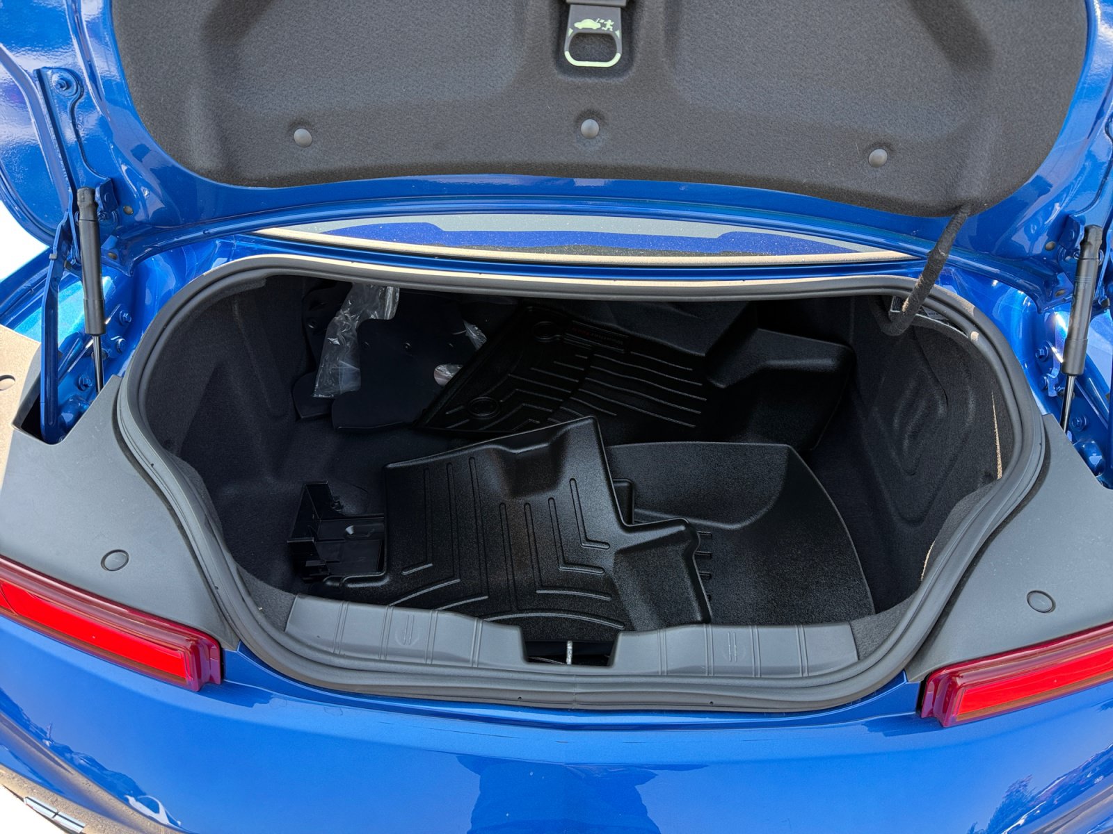 Used 2018 Chevrolet Camaro SS RWD image 17