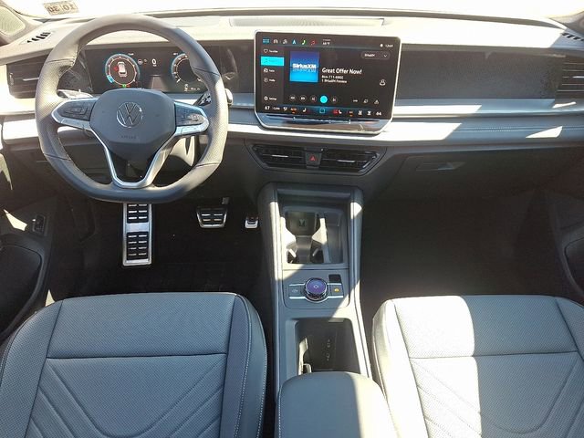 Certified 2025 Volkswagen Tiguan SE R-Line image 15