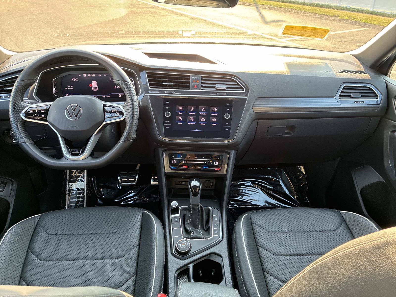 Certified 2024 Volkswagen Tiguan SEL R-Line AWD/4WD image 19