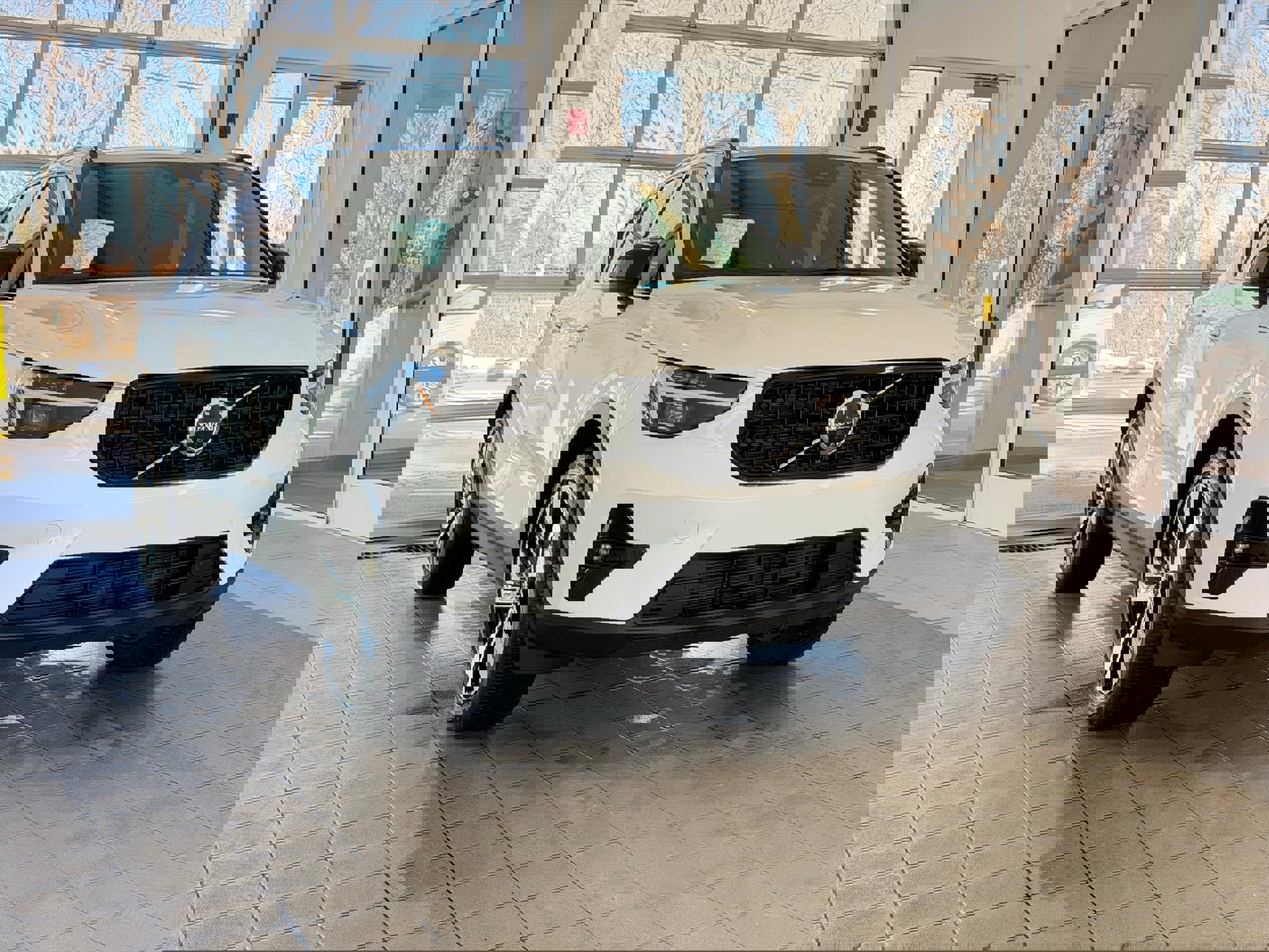 Certified 2025 Volvo XC40 B5 Plus image 5