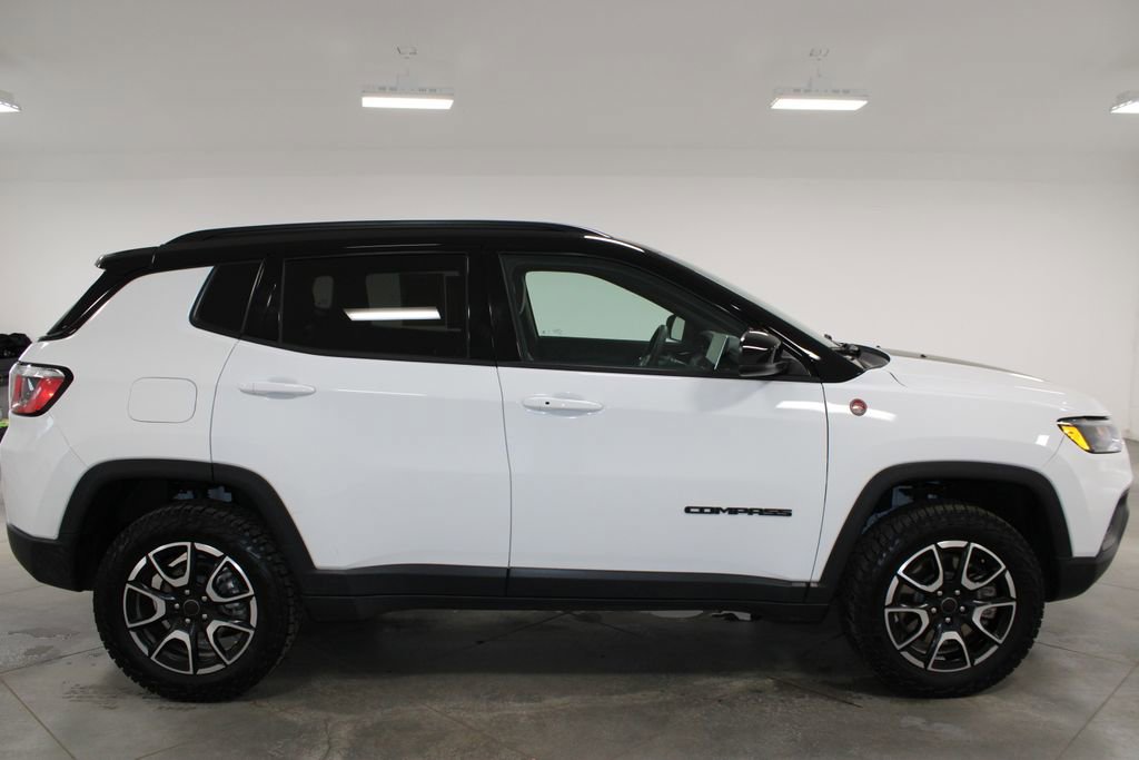 Used 2025 Jeep Compass Trailhawk image 11